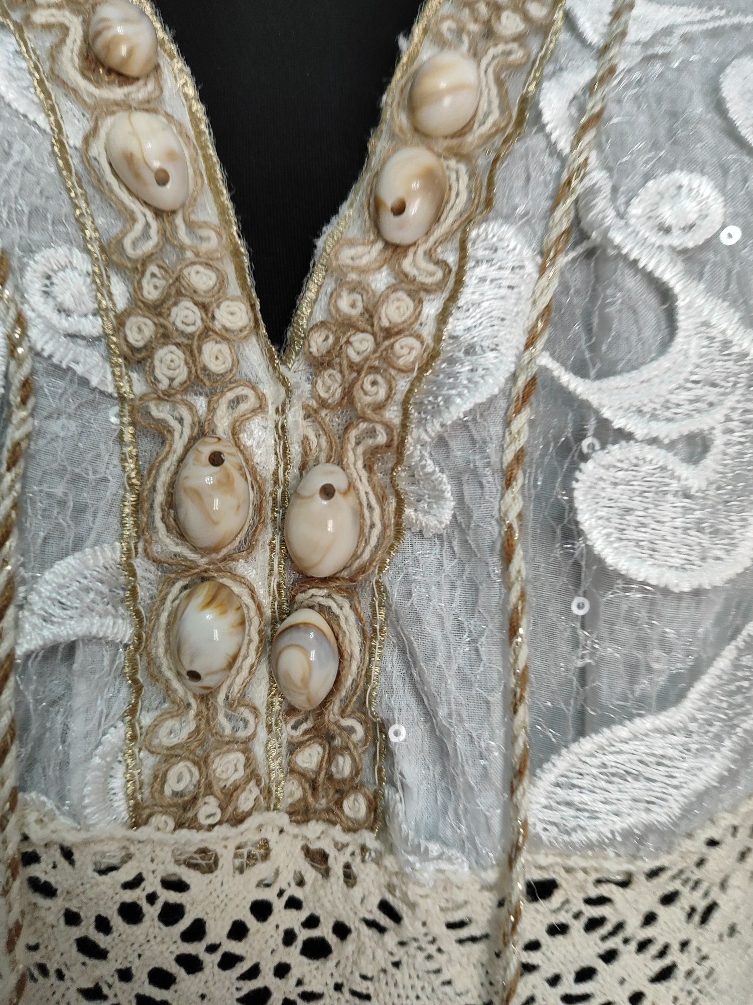 Sukienka elegancka  biała muszelki rozkloszowana frędzle ażurowa koron