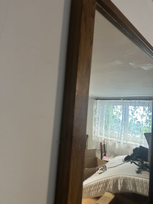 Lustro w drewnianej ramie