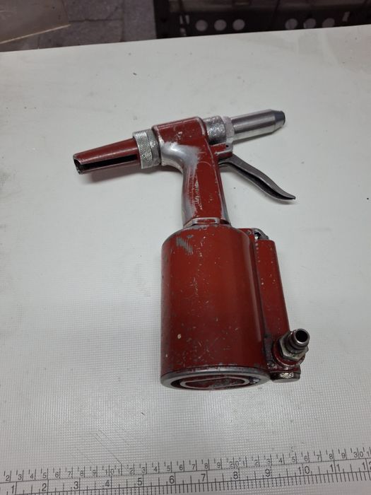 Пневмопистолет закльопочний