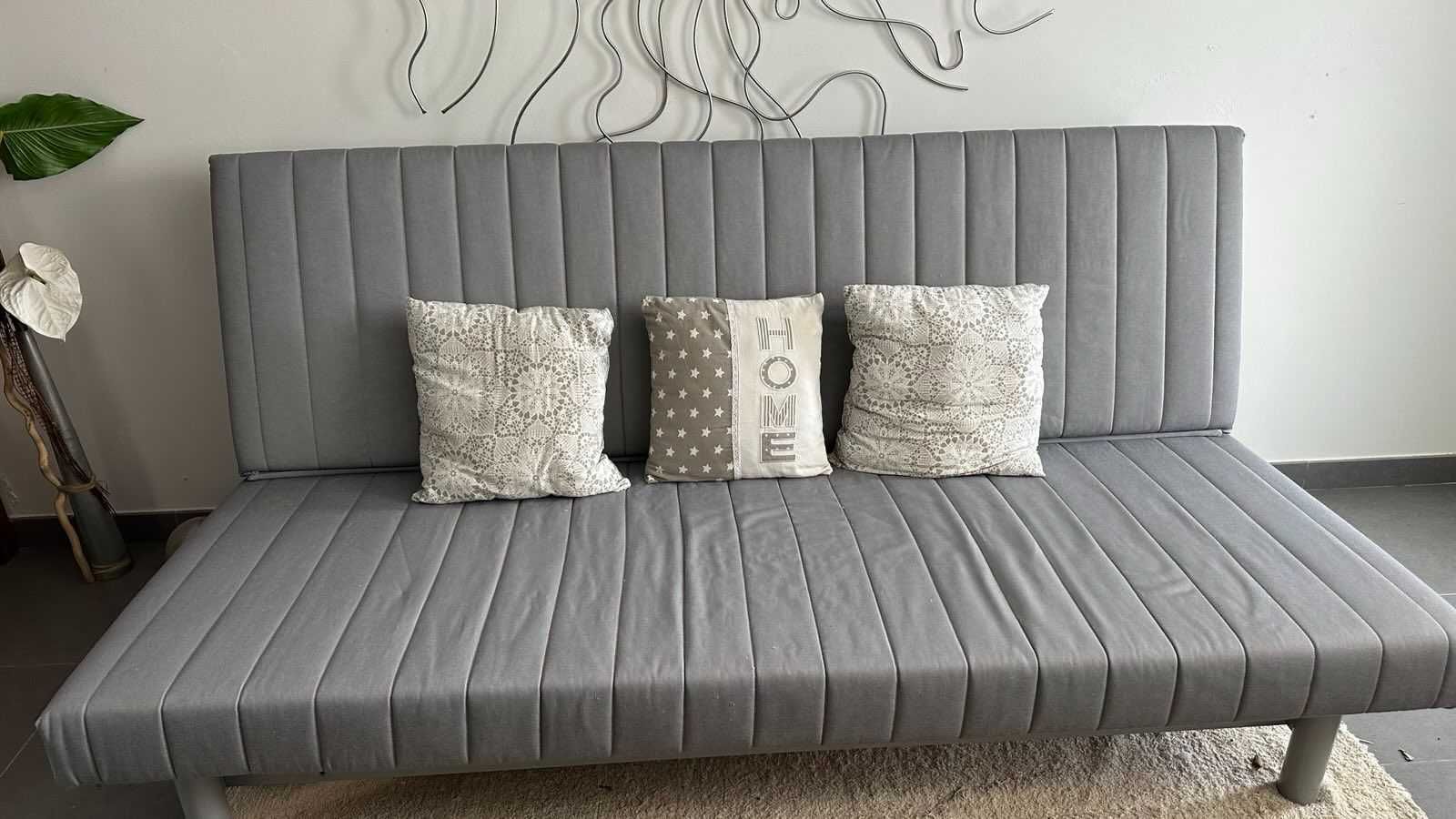 Sofá-cama duplo adquirido na IKEA.