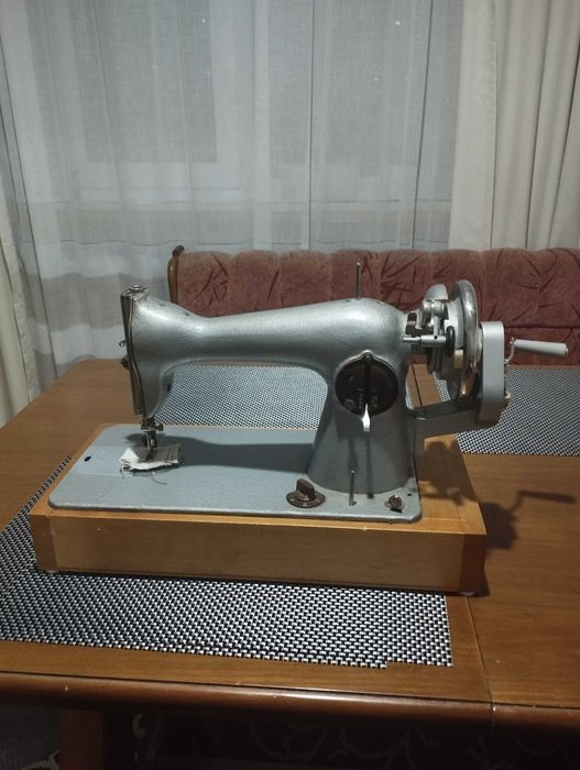 Стара швейна машинка Подольська