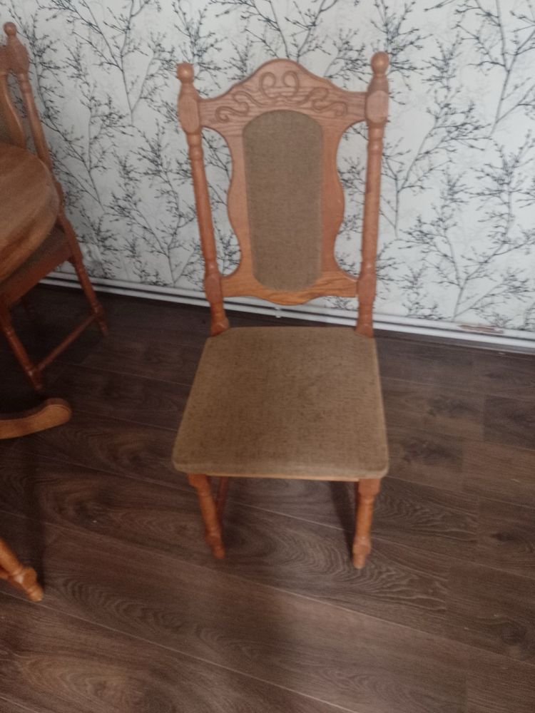 Duży stol z krzeslami