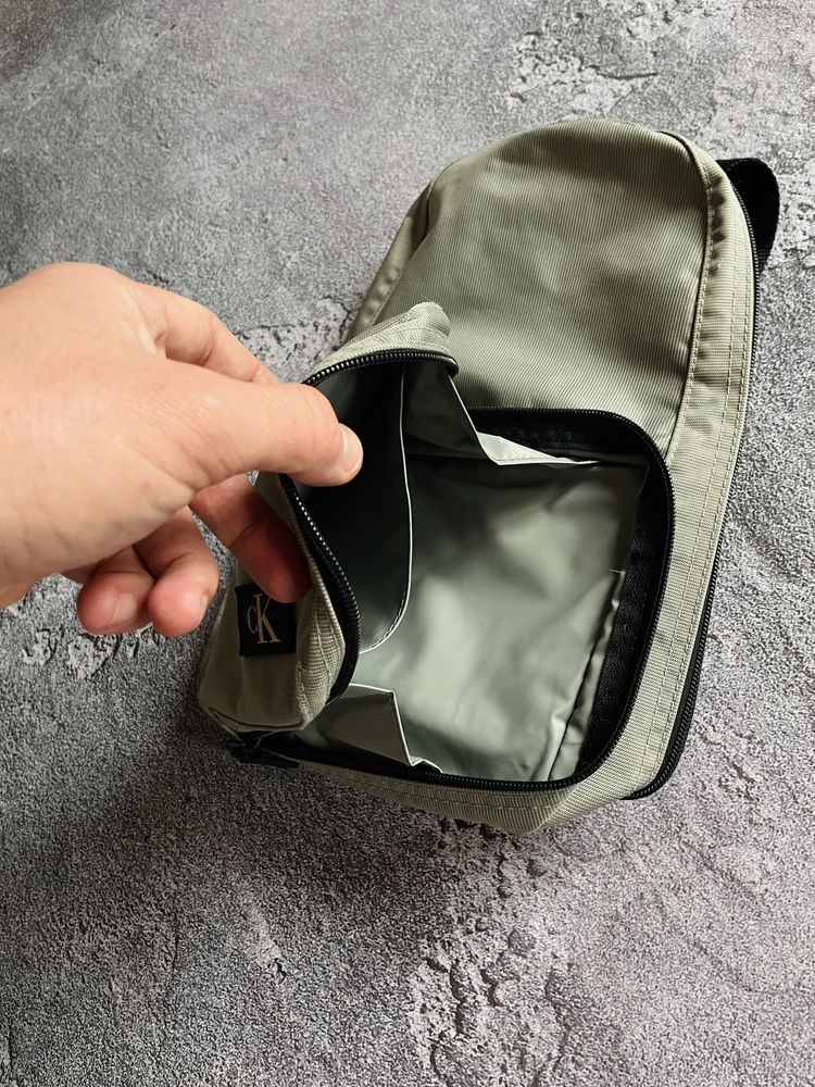 Мужская оригинальна нейлоновая сумка месенжер через плече Calvin Klein