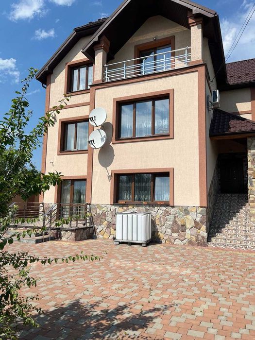 Продається сучасний приватний будинок с. Угринів 252 м2, 10 сот землі