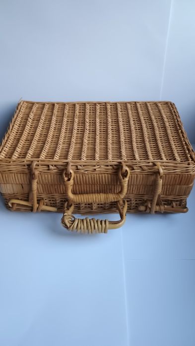 Piękny wiklinowy kuferek, do małej renowacji