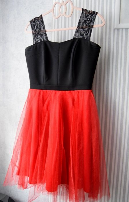 Czarno-czerwona sukienka