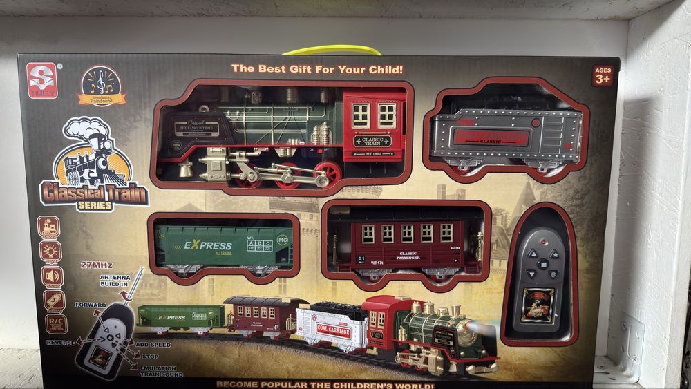 Залізниця з потягом на радіокеруванні з димом