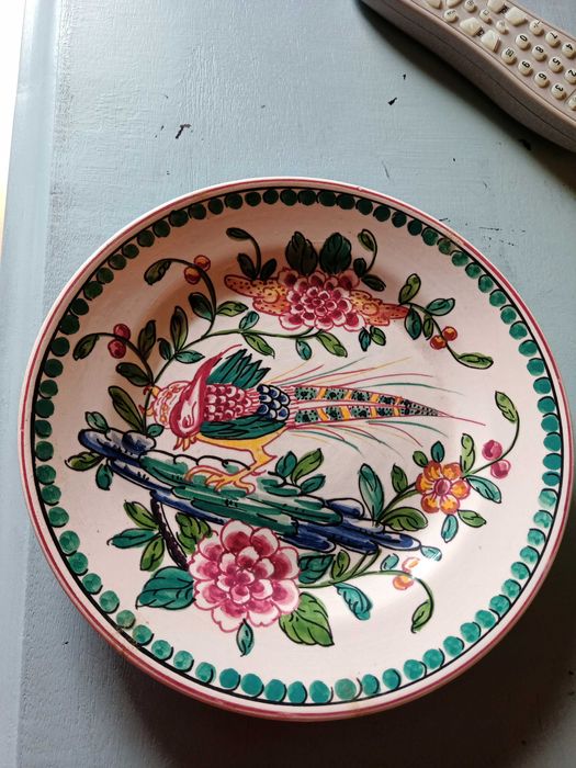 Prato pintado à mão com desenho de pavão