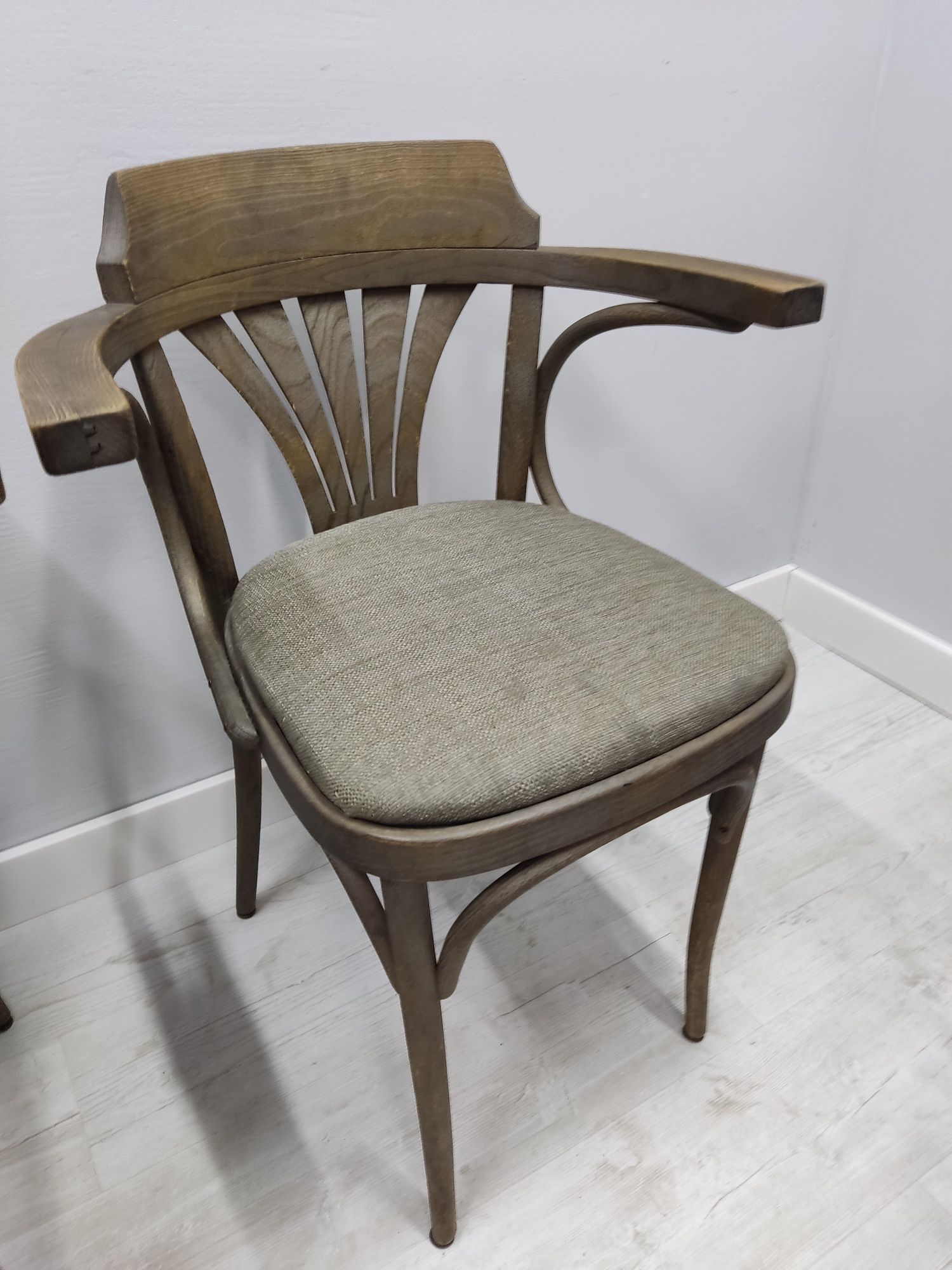 Krzesła Thonet Fameg do restauracji z podłokietnikiem 10 szt