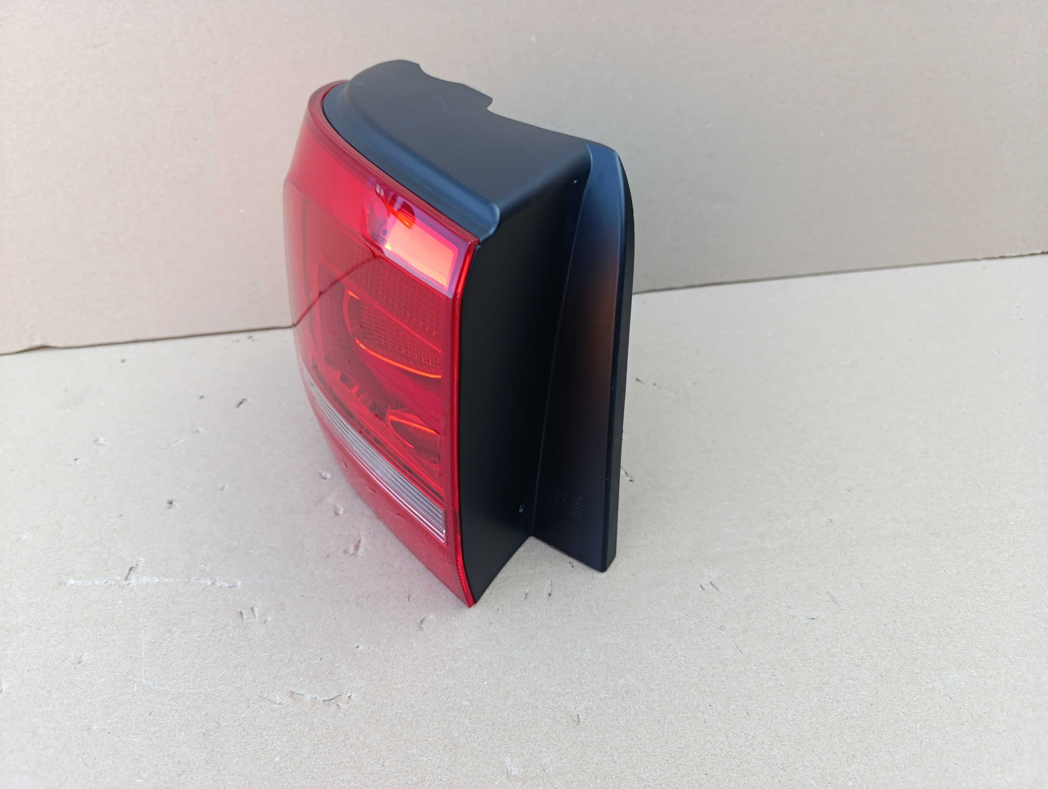VW Touran II 10-15 lampa lewa tył tylna w błotnik idealna 1T0.945.095R
