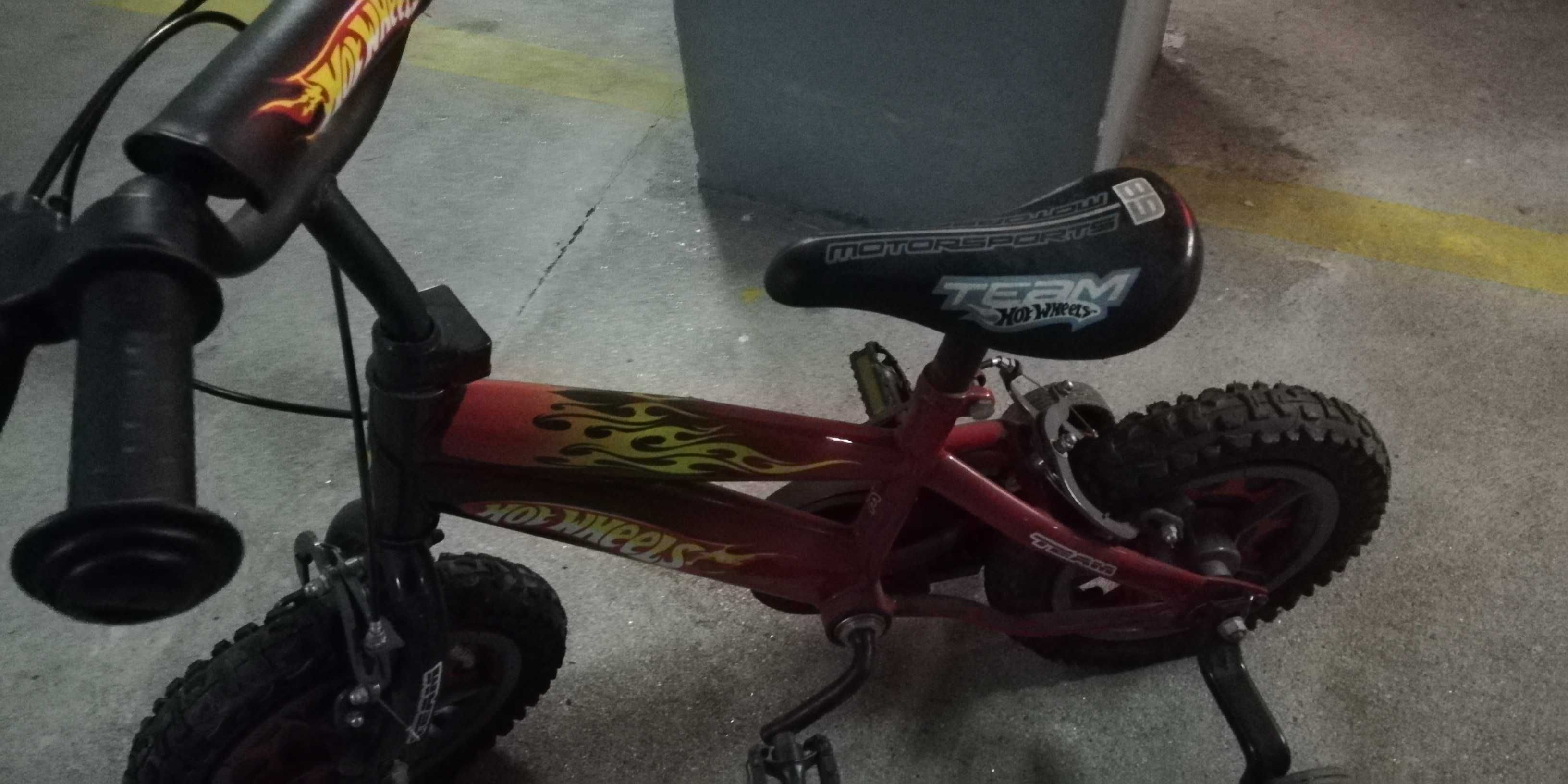 Bicicleta criança Hot Wheels com rodinhas