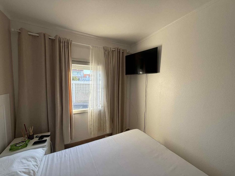 Alugo quarto remodelado e com tv