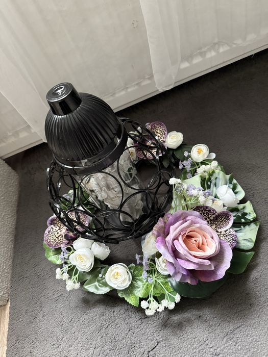 Wianek na pomnik do znicza/kompozycja/kwiaty sztuczne BEZ ZNICZA