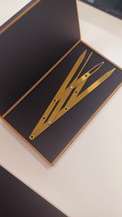 Циркуль Леонардо для разметки бровей