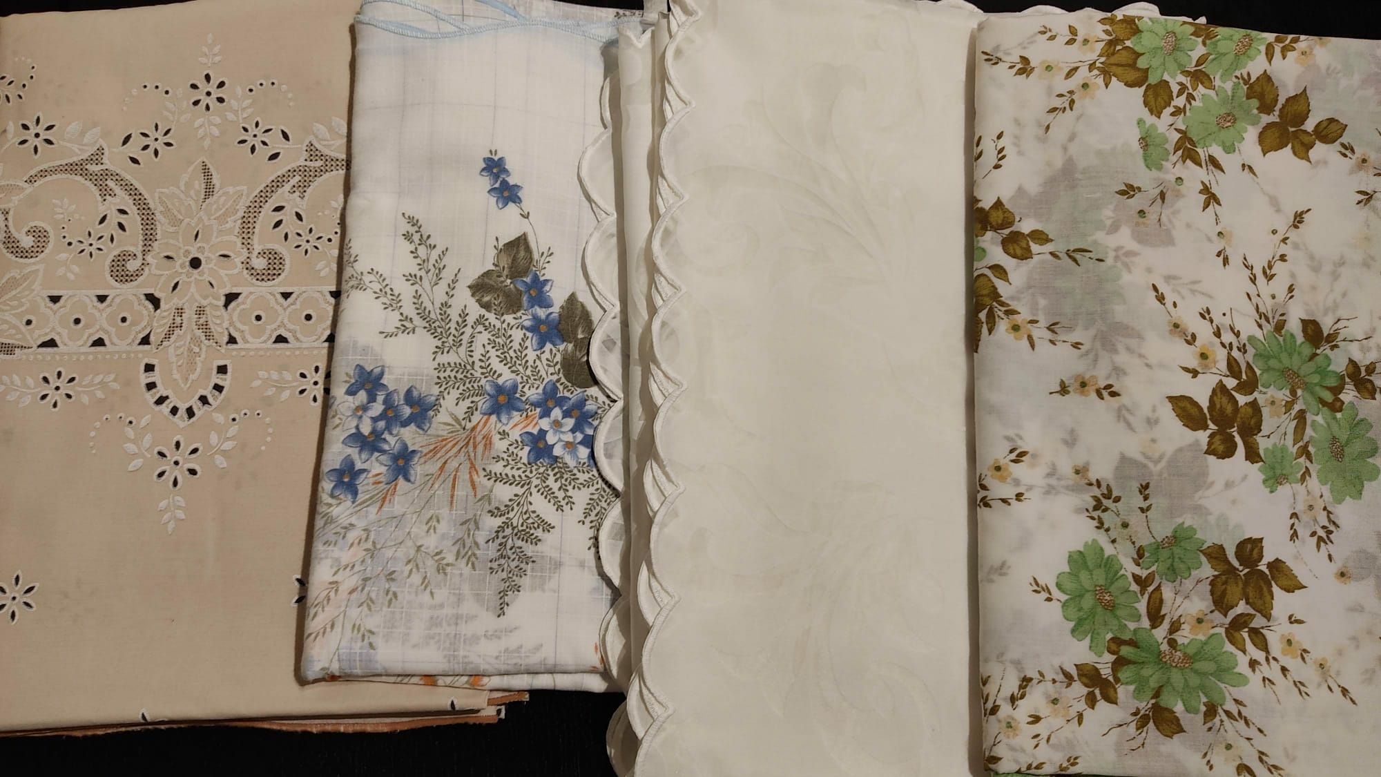 Preço das 4 toalhas de mesa e oferta de 1