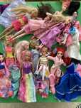 Zestaw różnych Barbie