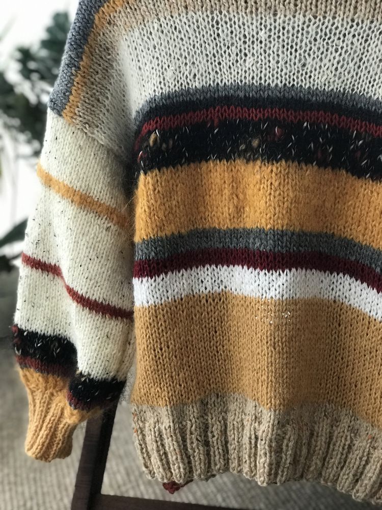 Krótki kardigan sweter zrobiony na drutach pasy jesienny