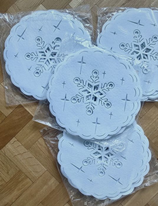 Zimowe podkładki serwetki filcowe świąteczne białe śnieżynki