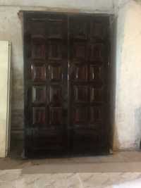 Нові двійні  соснові двері, пофарбовані фарбою "Тікуріла"