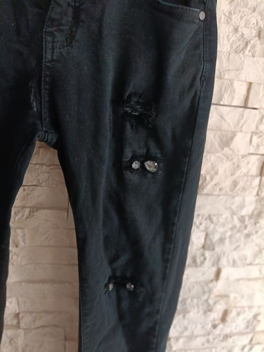 Czarne spodnie jeans przecierane z cekinami rozm ok. S stan jak na zdj