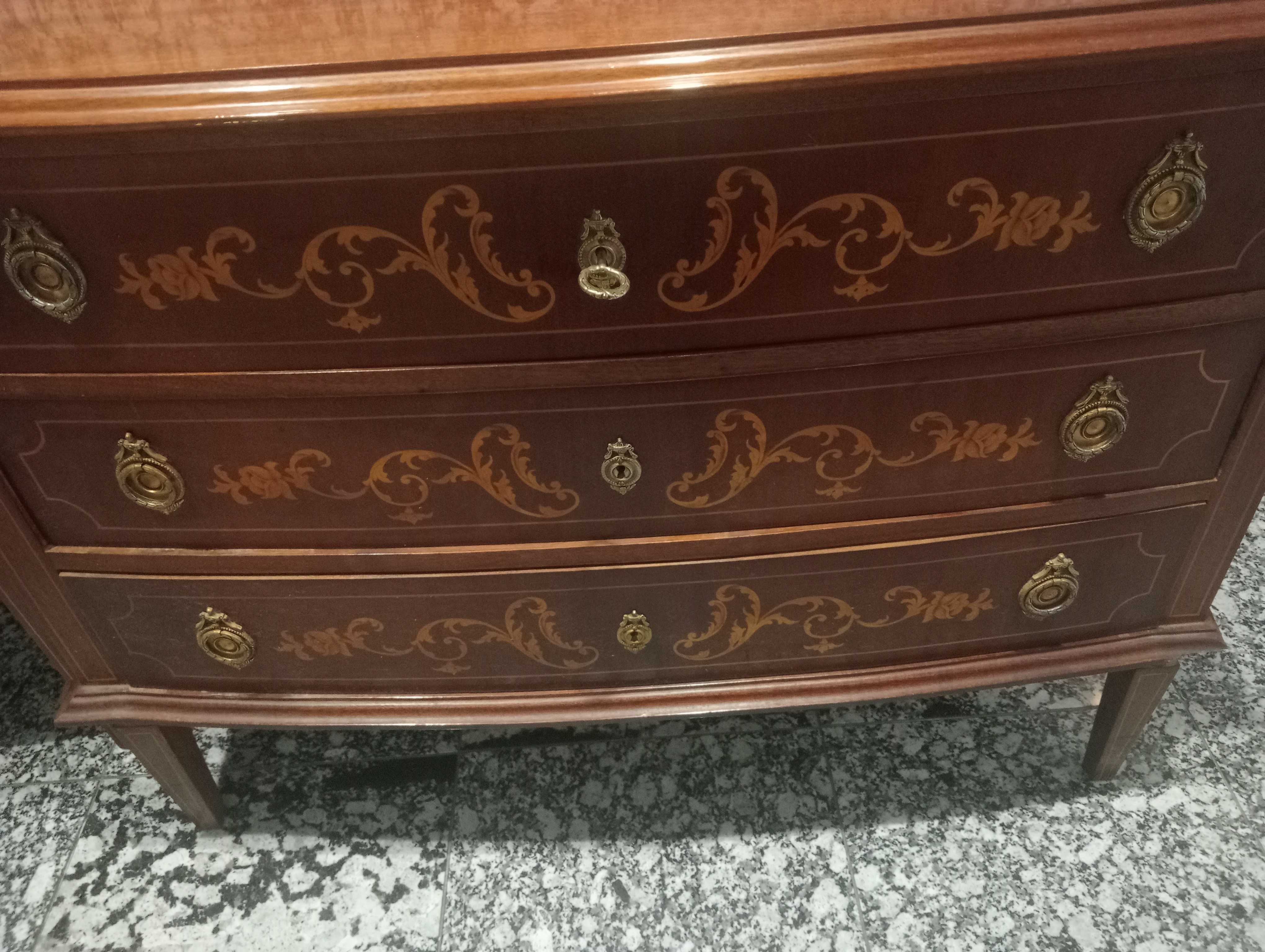 Comoda e duas mesas de cabeceira estilo D Maria