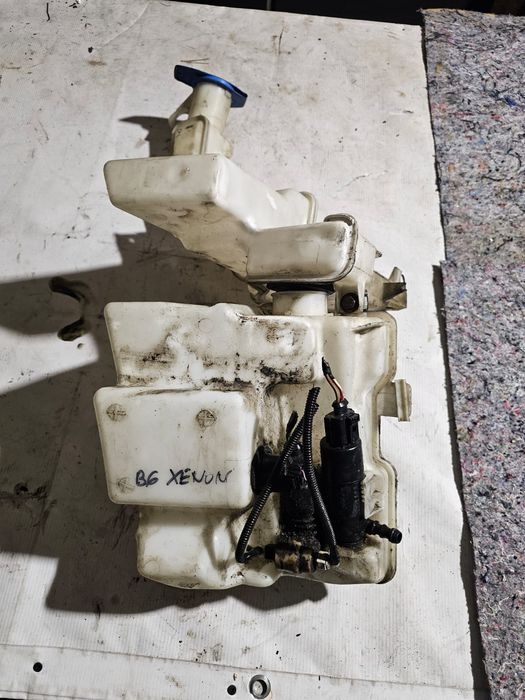 Zbiornik płynu spryskiwaczy Volkswagen Passat b6 pod Xenon pompki