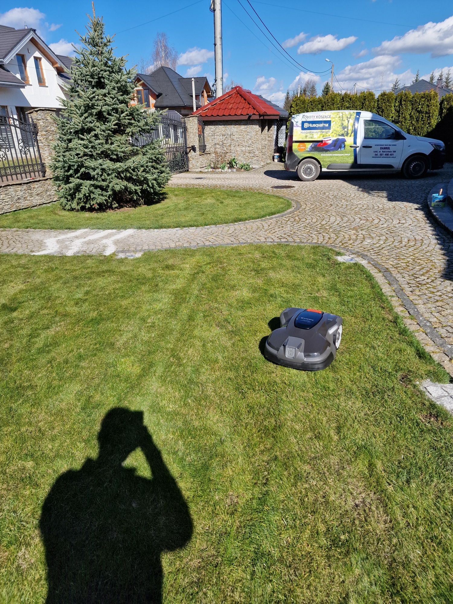 Montaż Robotów , instalacja przewodu do robota koszącego