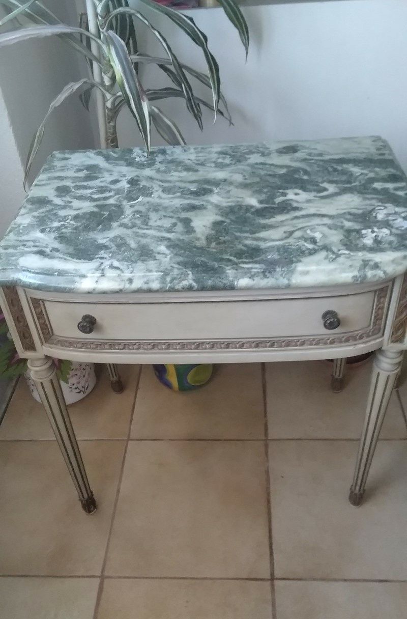 Mesa de cabeceira antiga com tampo em pedra