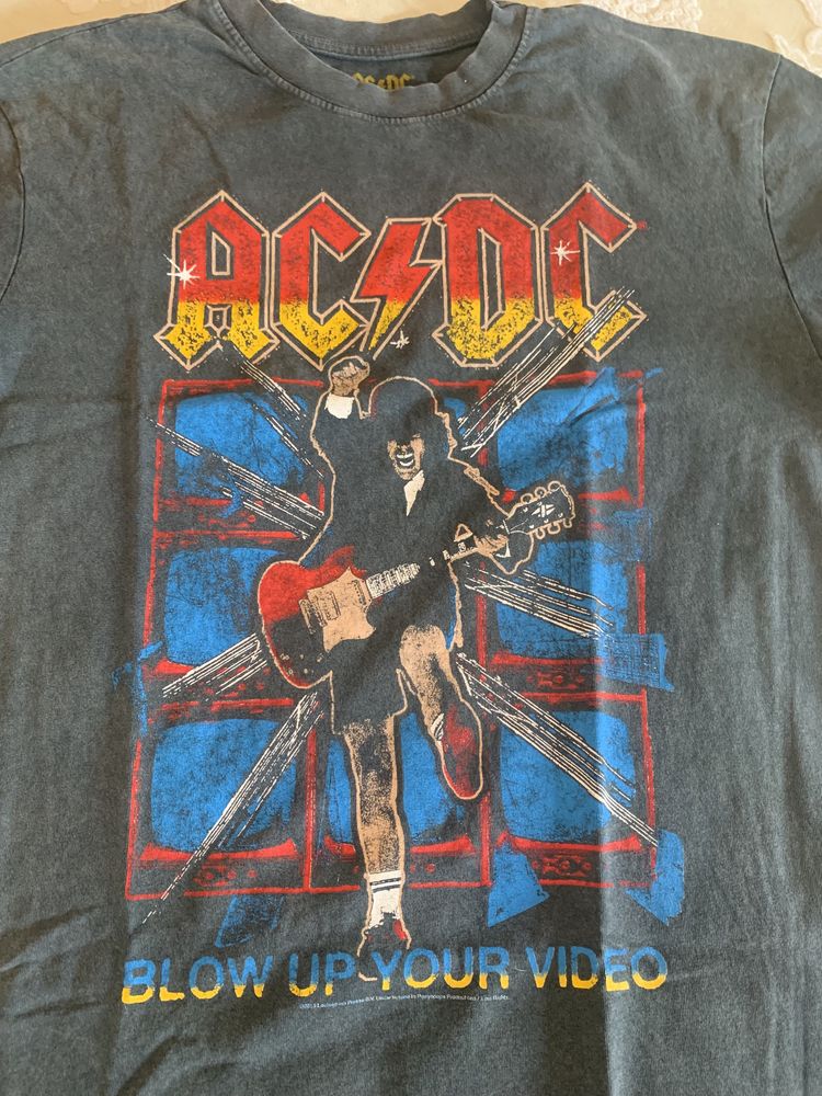 Tshirt  com desenho “AC/DC”