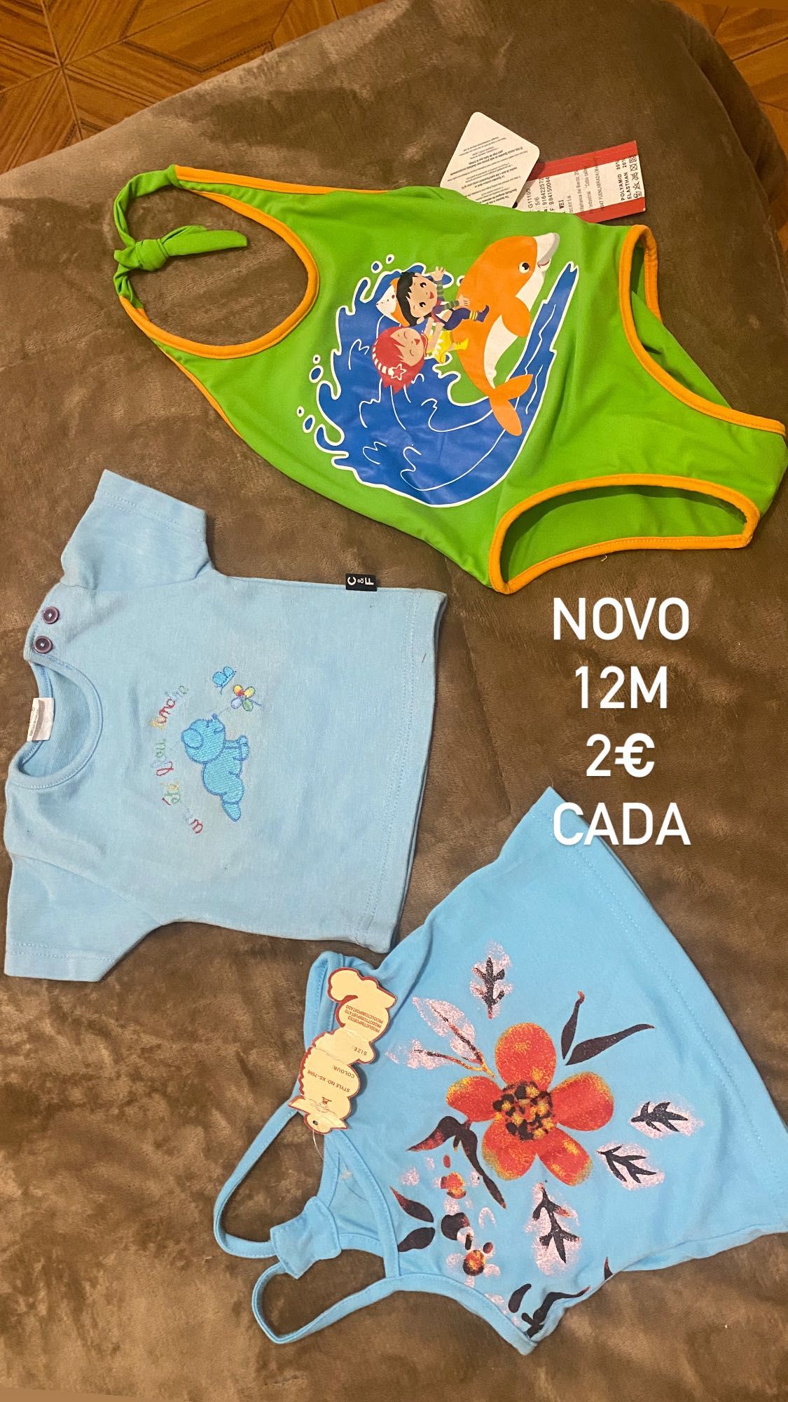 Roupa de criança nova com etiqueta
