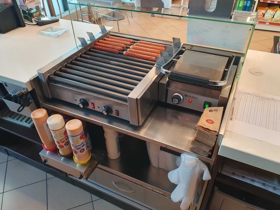 Meble i wyposażenie sklepu stacji paliw.