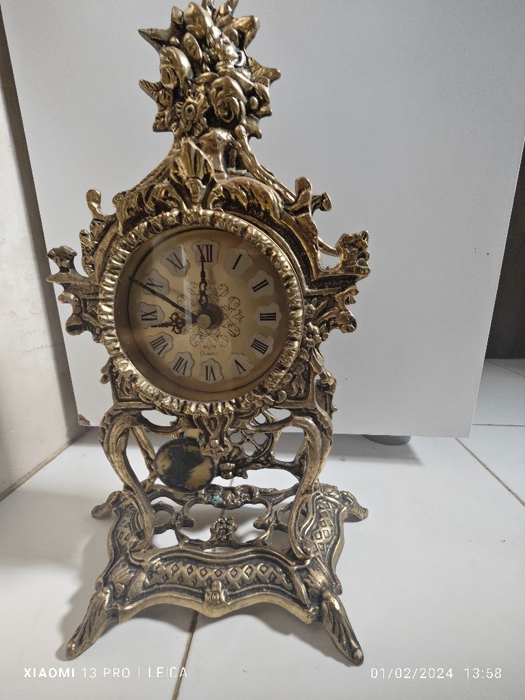 Relógio antigo trabalhado latão
