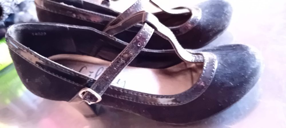 Sapatos pretos com salto de senhora tamanho 35/36