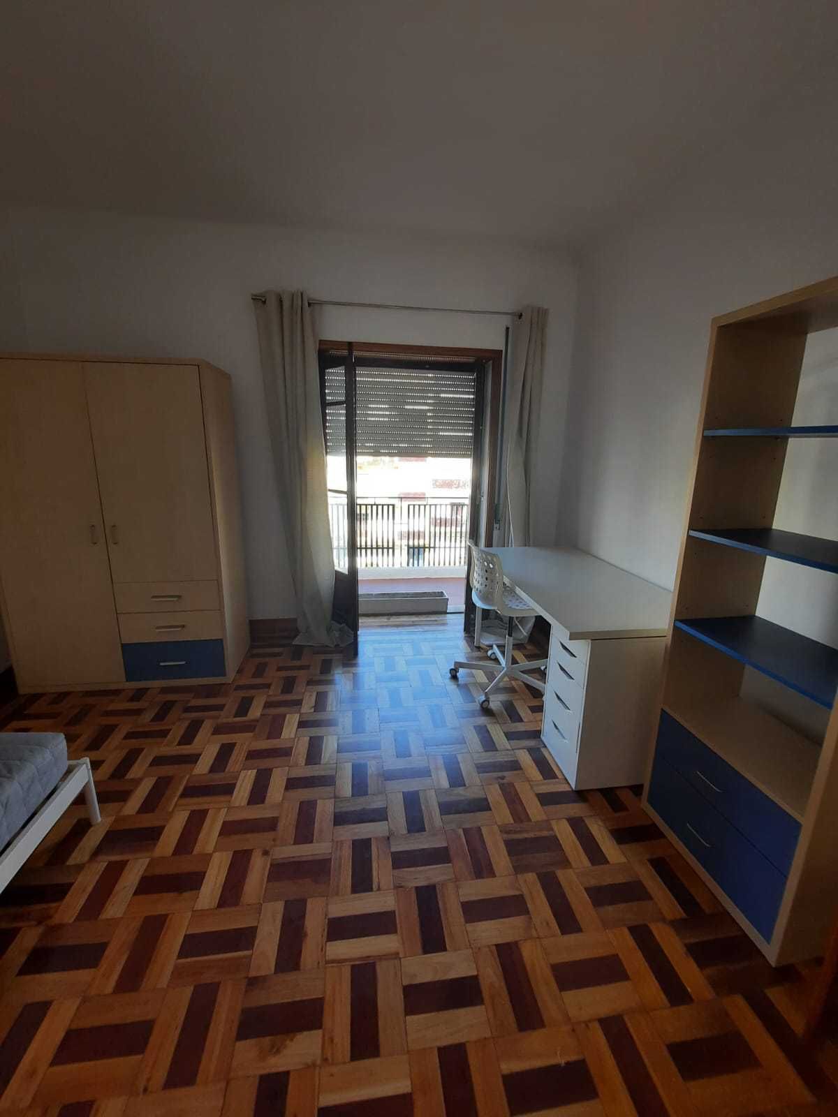 Quartos com varanda, A 50 METROS DA FACULDADE DE MEDICINA E FARMÁCIA