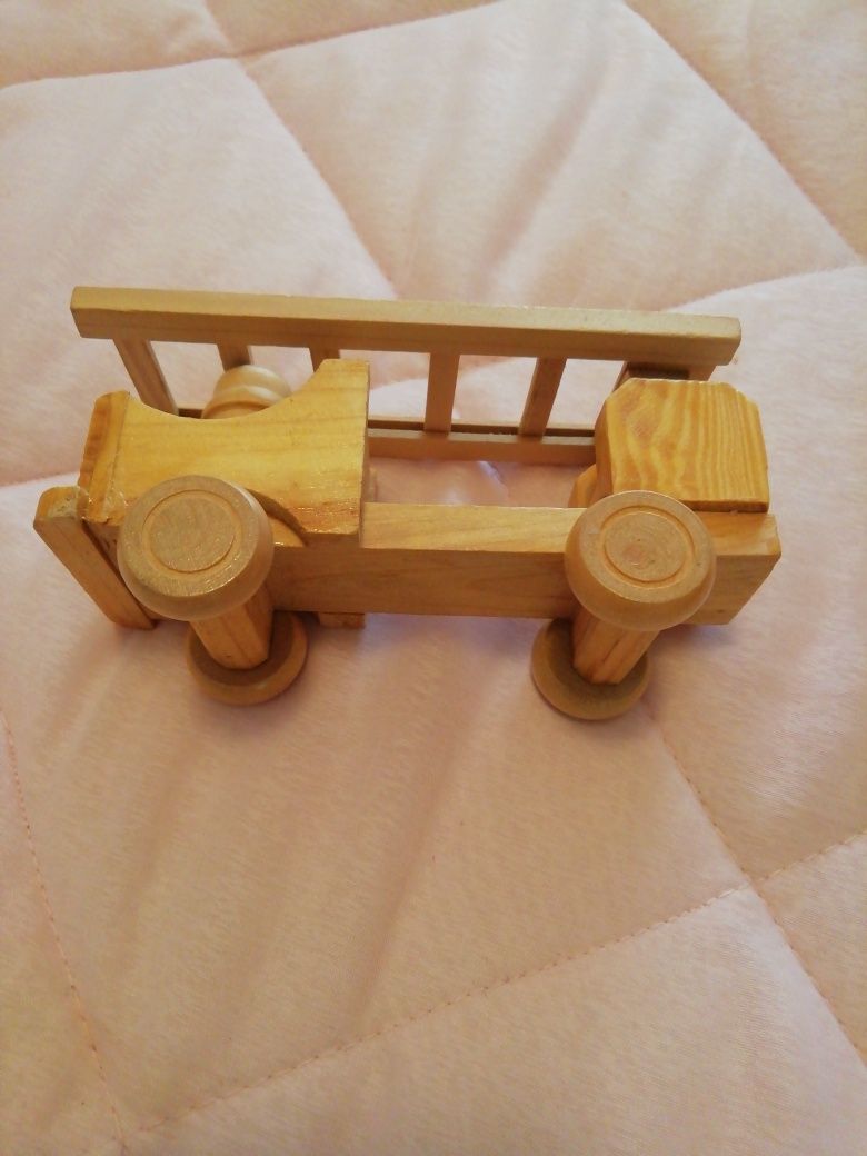 Carrinhos de madeira para meninos