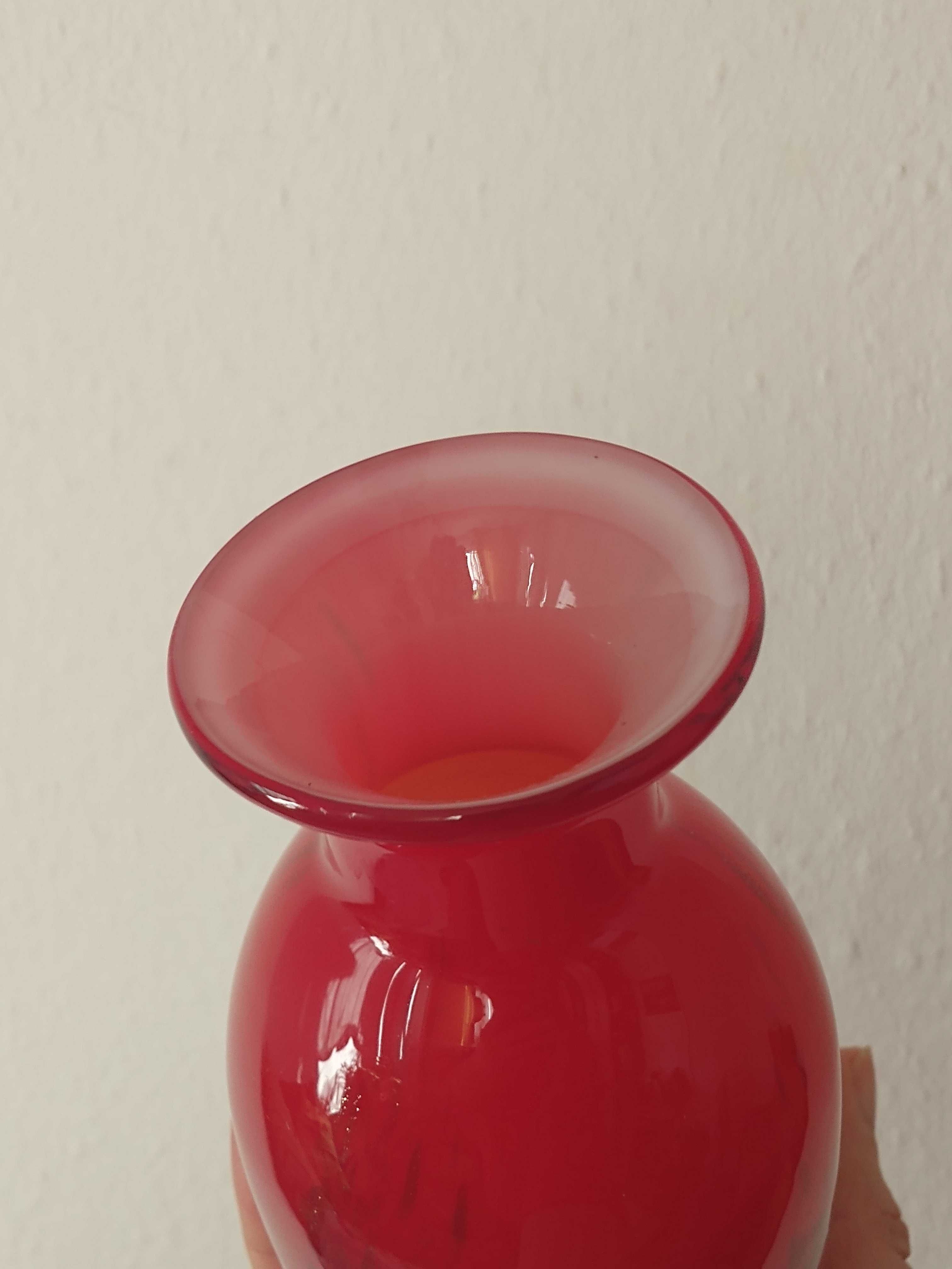 czerwony, szklany wazon Murano ze złotym piaskiem