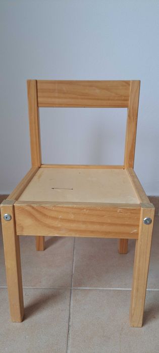 Conjunto de cadeiras em madeira para crianças.
