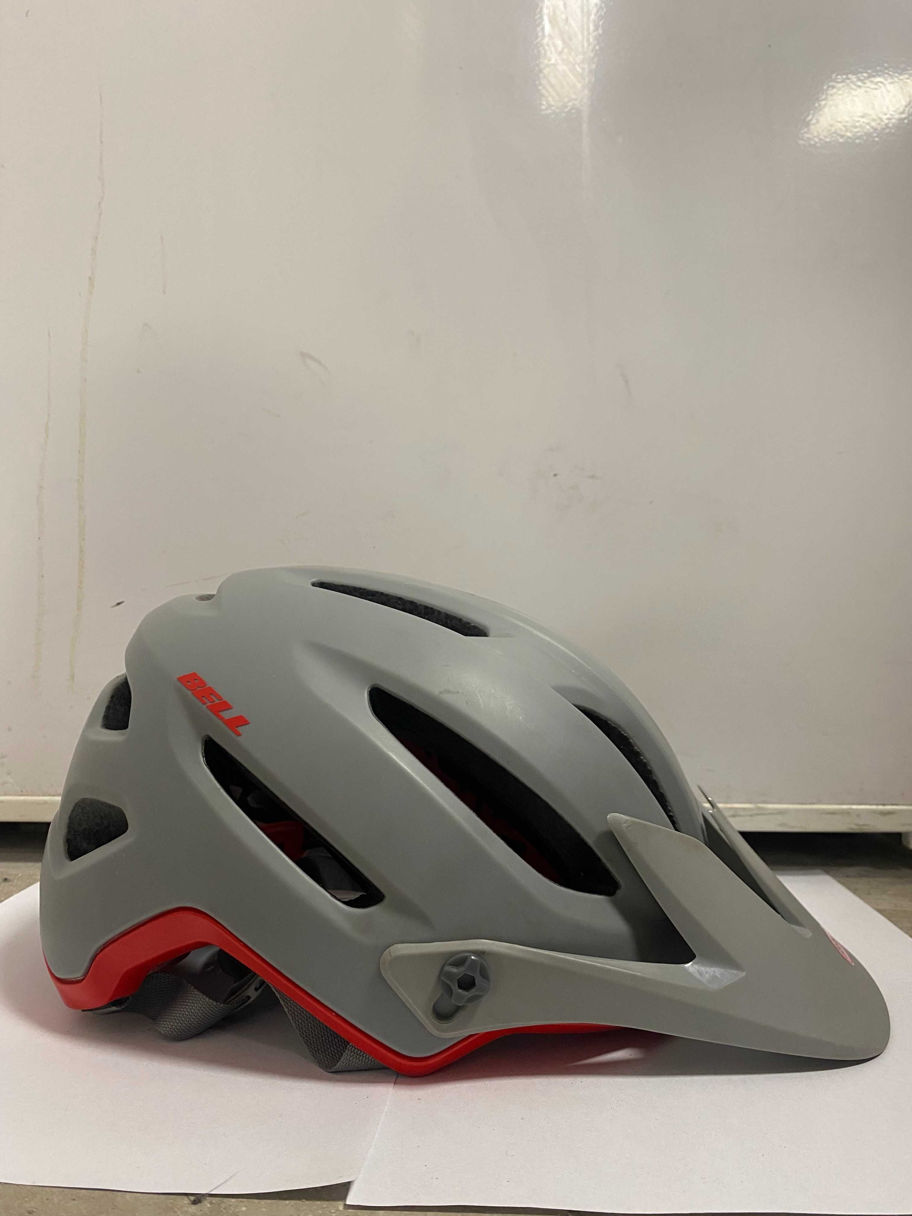 Kask rowerowy Bell – szaro-czerwony, MTB / Enduro