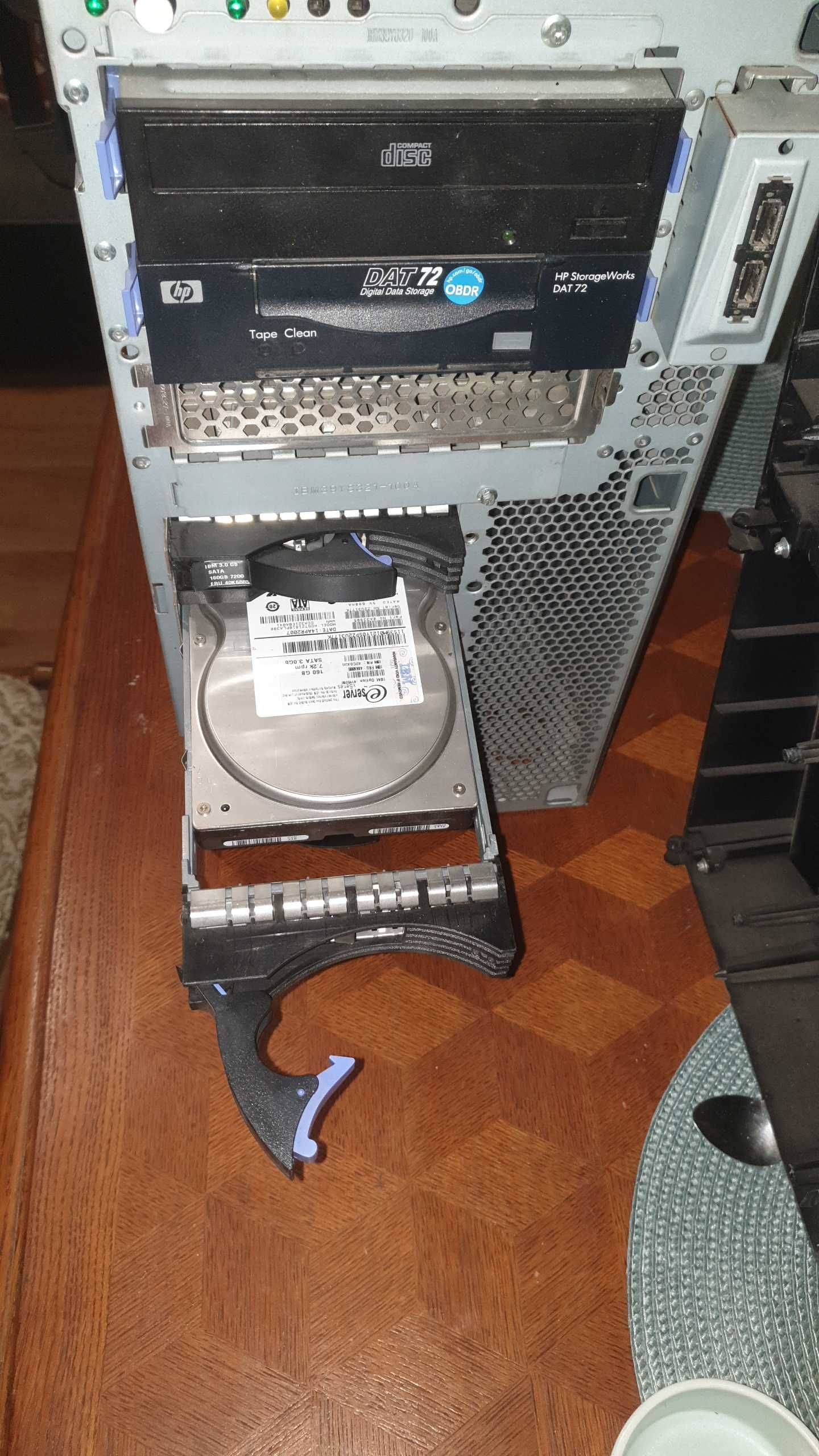 IBM X3400: Xenon 5130-2GHz, DAT 72, SCSI ADAPTEC,160GB