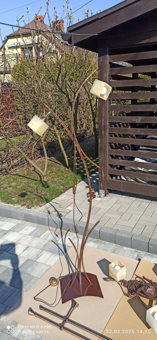 Dwie łapy wiszące plus lampa stojąca.