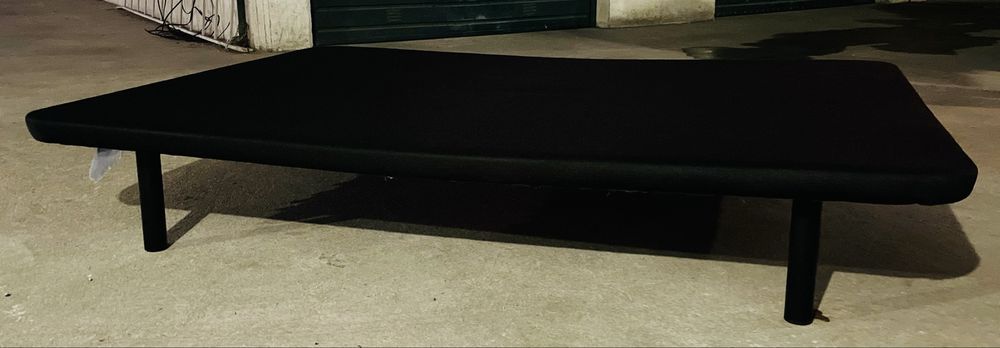 Sommier em madeira forrado com pés