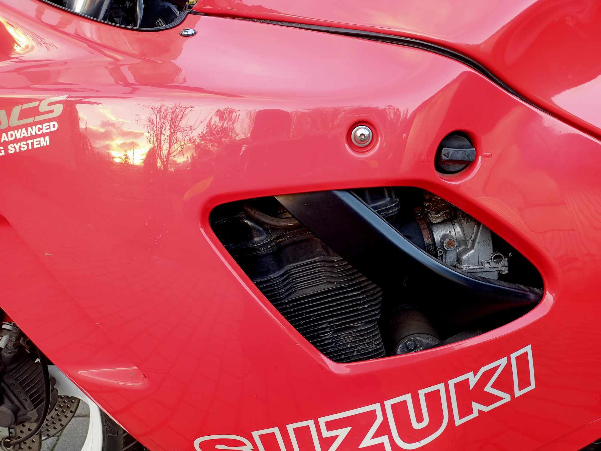 Suzuki    GSX 600!