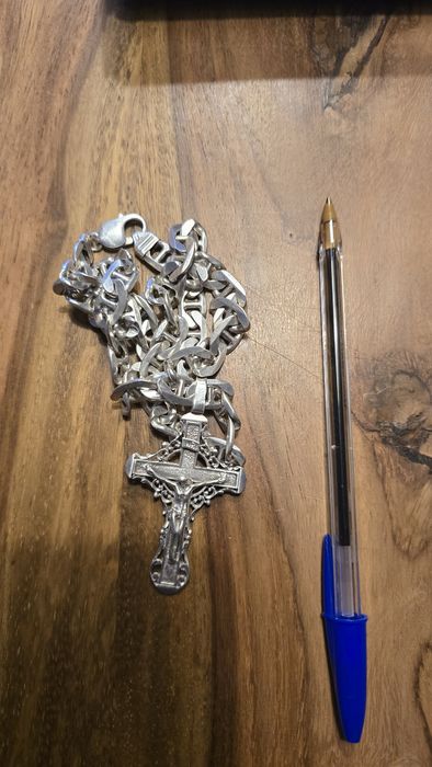 Srebrny łańcuszek z krzyżykiem