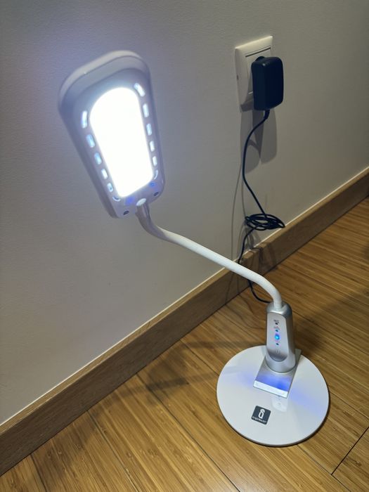 Candeeiro LED com regulação de intensidade de luz e de posição