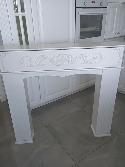 Biała konsola dekor