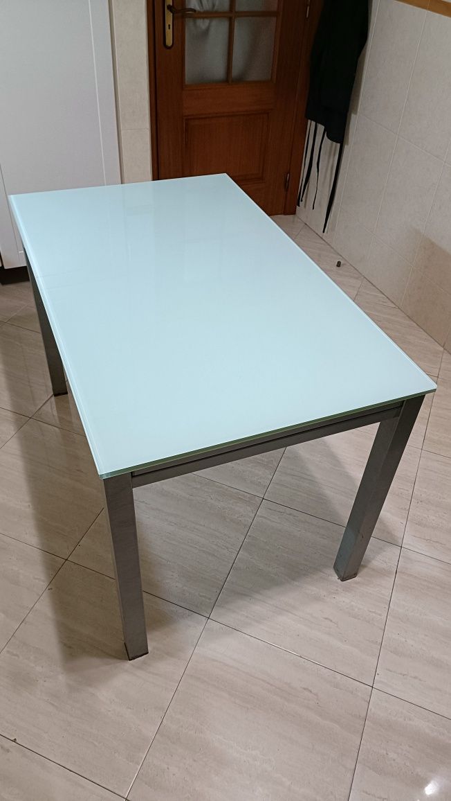 Mesa de vidro com dupla extensão e cadeiras