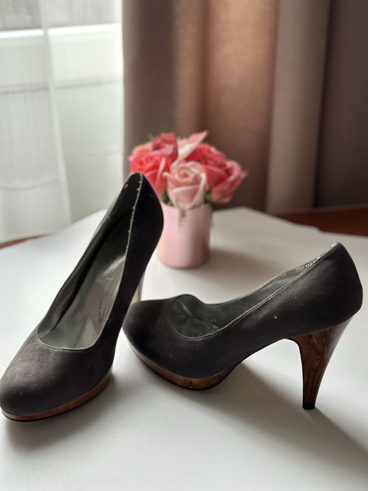 Туфлі сірі замш, коричневий каблук. 39р. 200 грн.