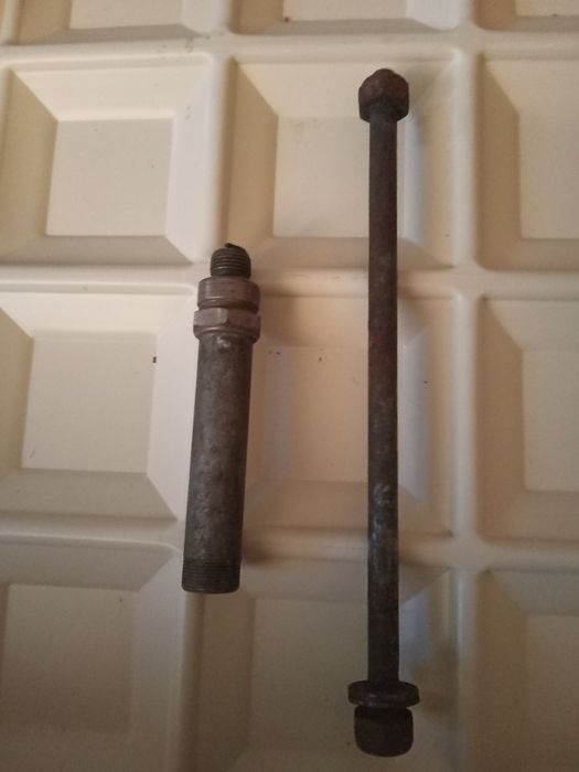 Довга шпилька і свеча в екрані.