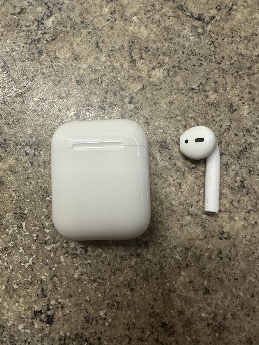 Продам наушник AirPods 2 правый с кейсом А 2031