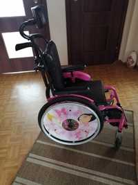 Wózek inwalidzki dla dziewczynki